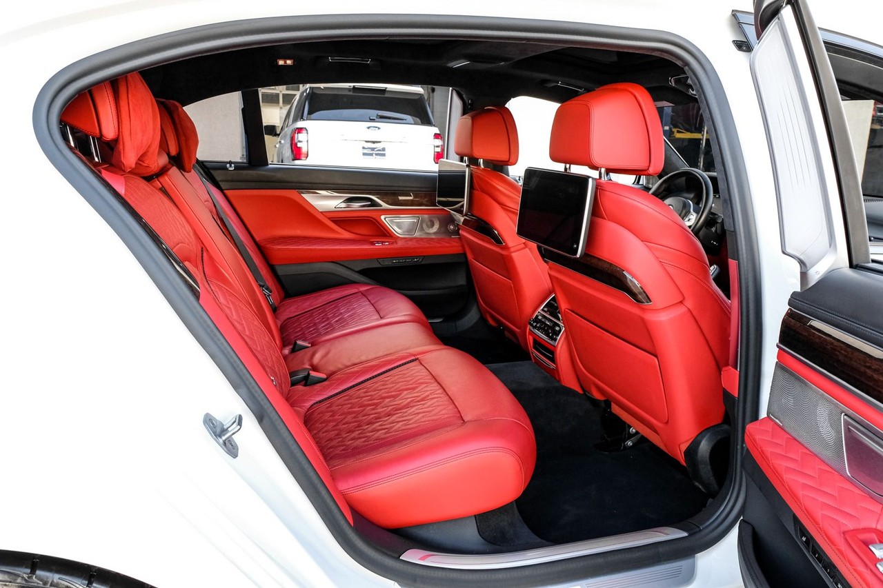 BMW M760i xDrive Vehicle Main Gallery Image 35