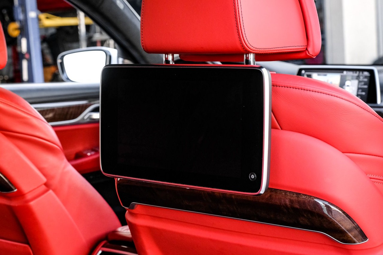 BMW M760i xDrive Vehicle Main Gallery Image 36