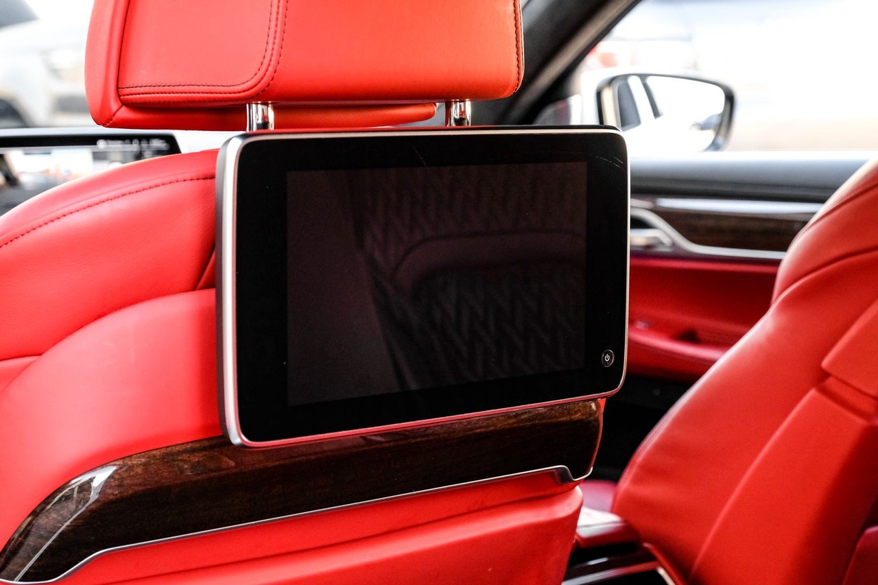 BMW M760i xDrive Vehicle Main Gallery Image 37