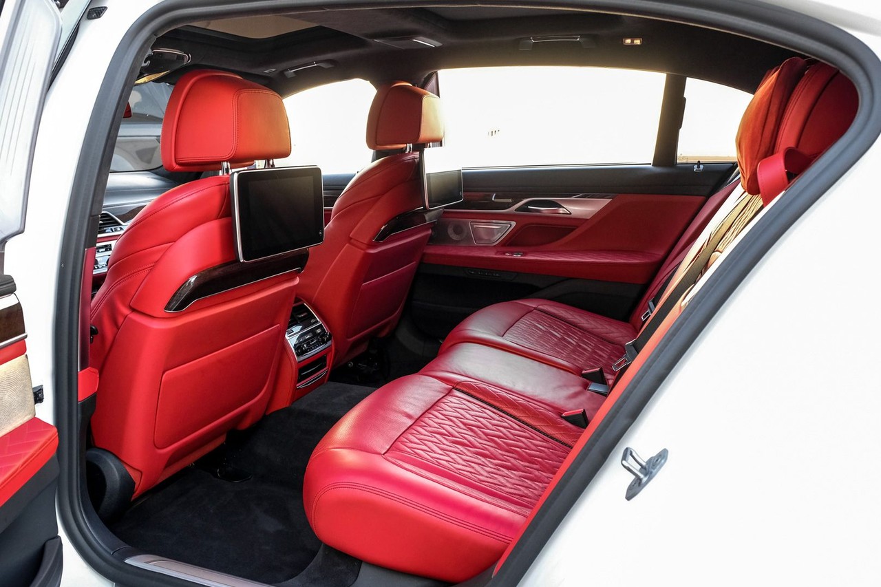 BMW M760i xDrive Vehicle Main Gallery Image 38