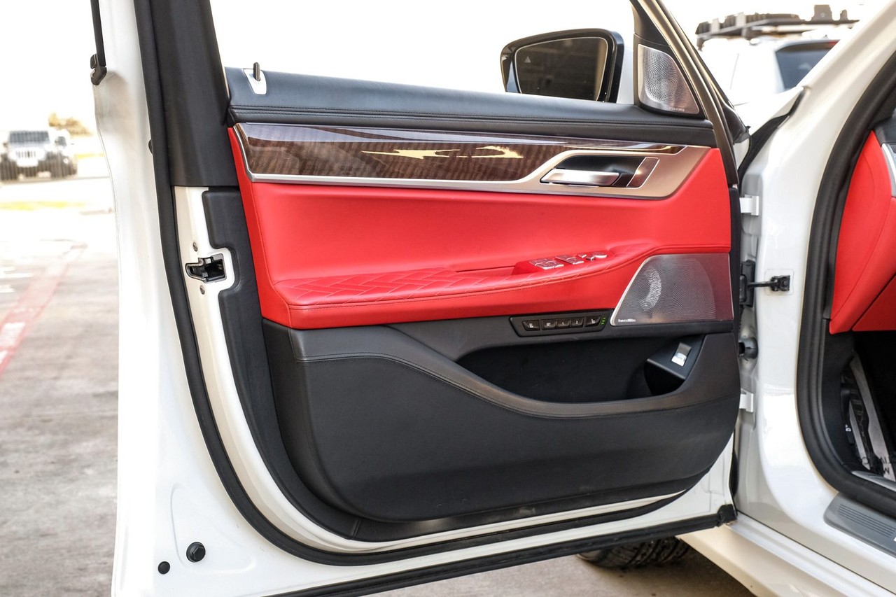 BMW M760i xDrive Vehicle Main Gallery Image 42