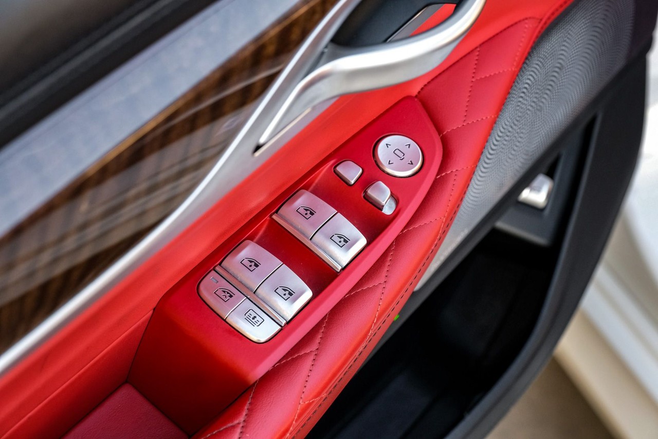 BMW M760i xDrive Vehicle Main Gallery Image 43