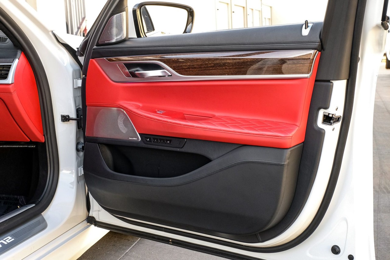 BMW M760i xDrive Vehicle Main Gallery Image 44