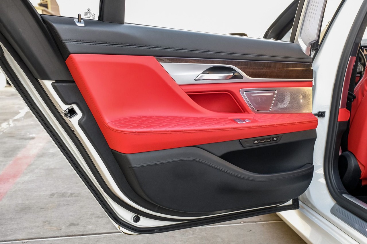 BMW M760i xDrive Vehicle Main Gallery Image 45