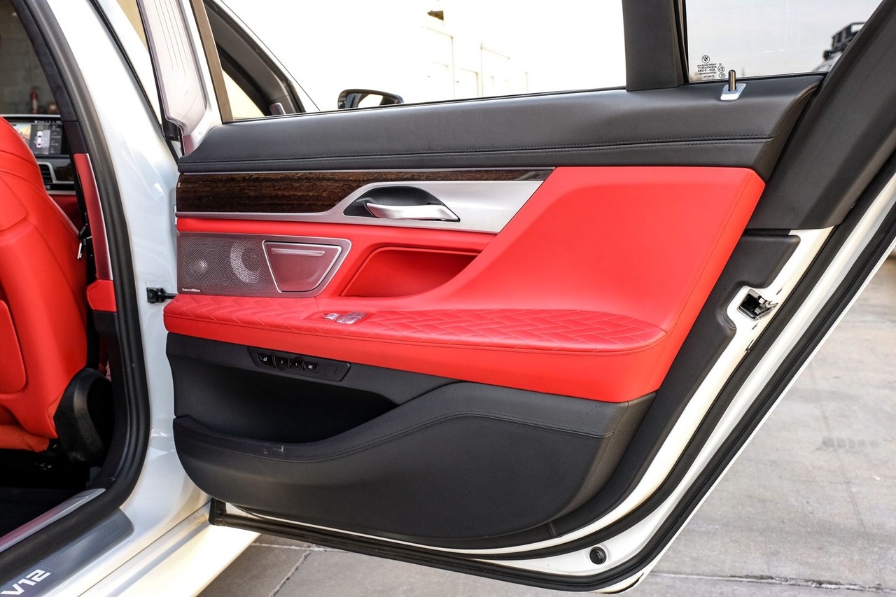 BMW M760i xDrive Vehicle Main Gallery Image 46