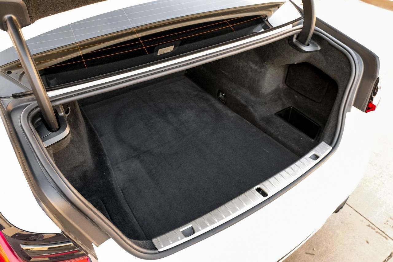 BMW M760i xDrive Vehicle Main Gallery Image 50