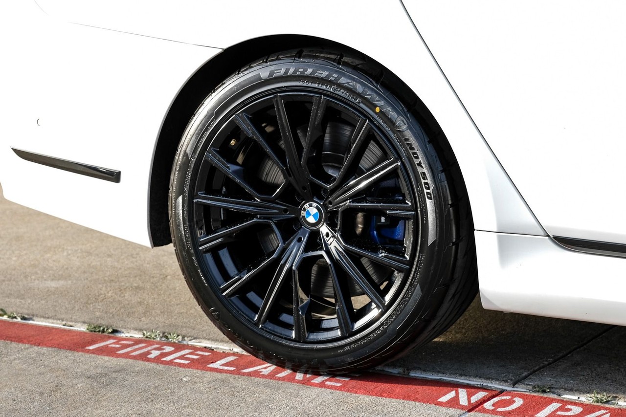 BMW M760i xDrive Vehicle Main Gallery Image 51