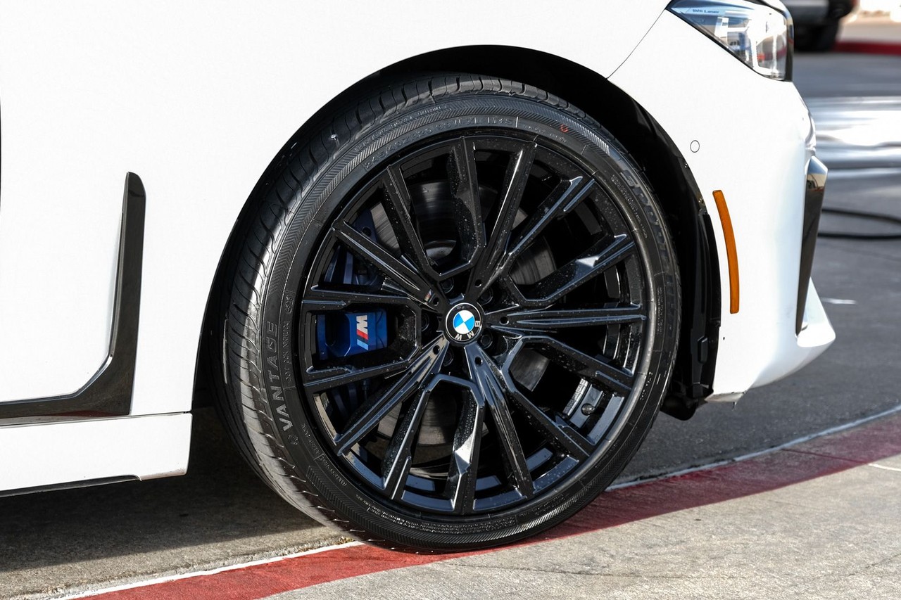 BMW M760i xDrive Vehicle Main Gallery Image 52