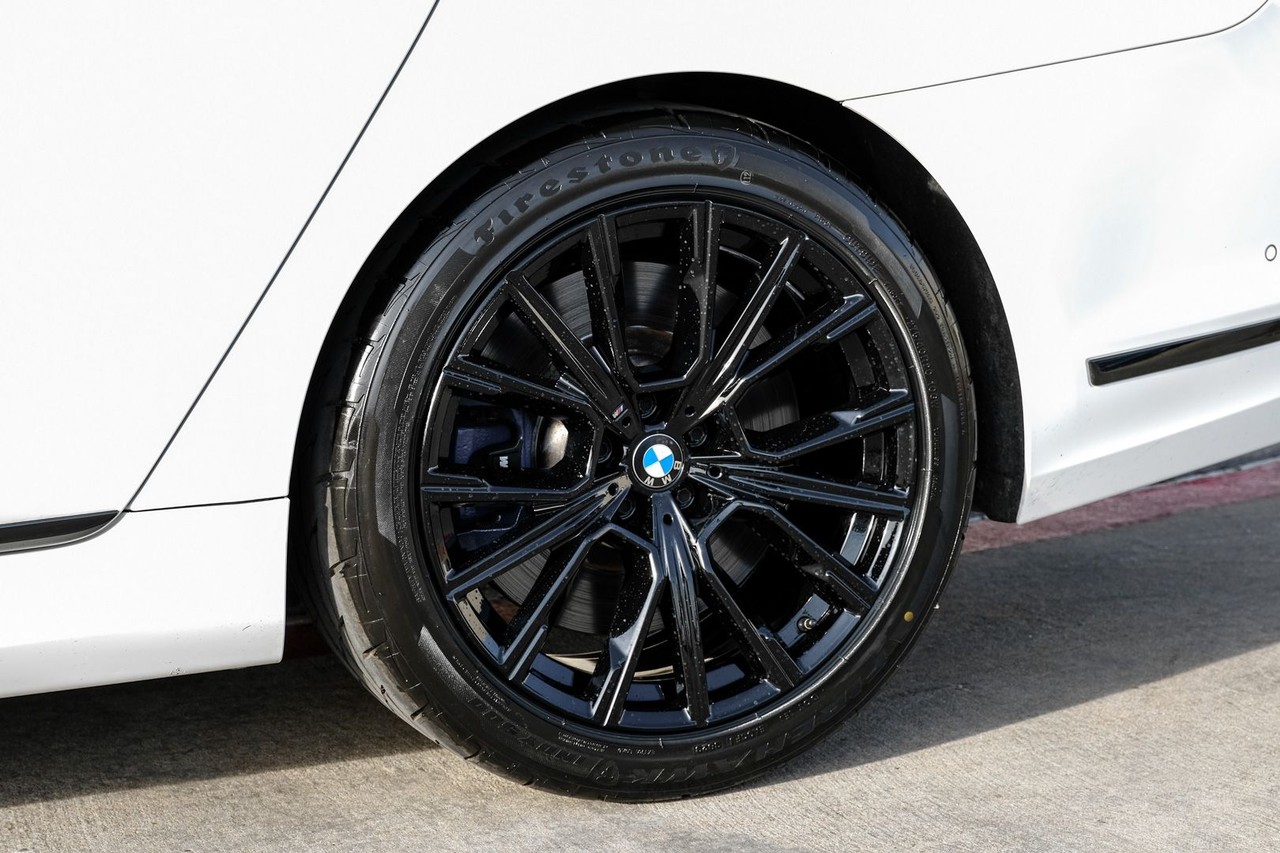 BMW M760i xDrive Vehicle Main Gallery Image 53