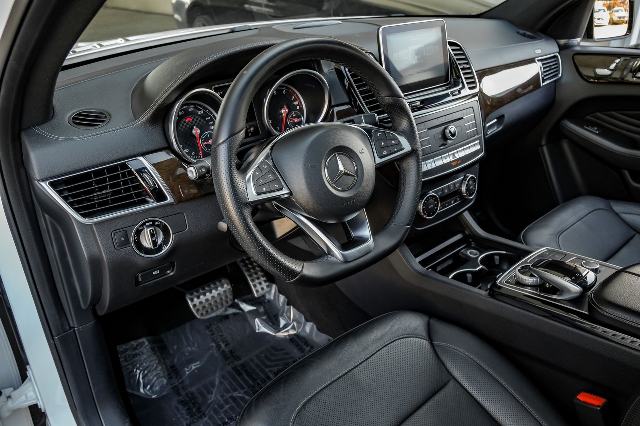 Mercedes-Benz GLE Vehicle Main Gallery Image 03