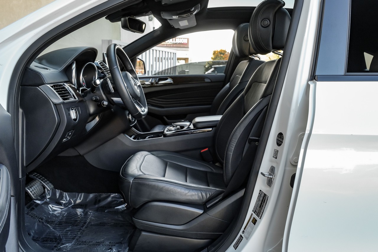 Mercedes-Benz GLE Vehicle Main Gallery Image 04