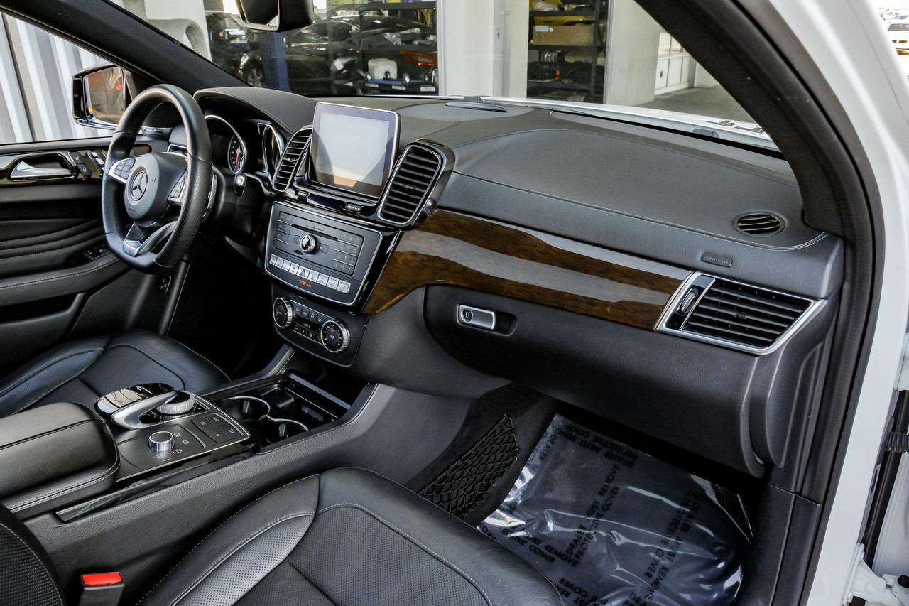 Mercedes-Benz GLE Vehicle Main Gallery Image 13