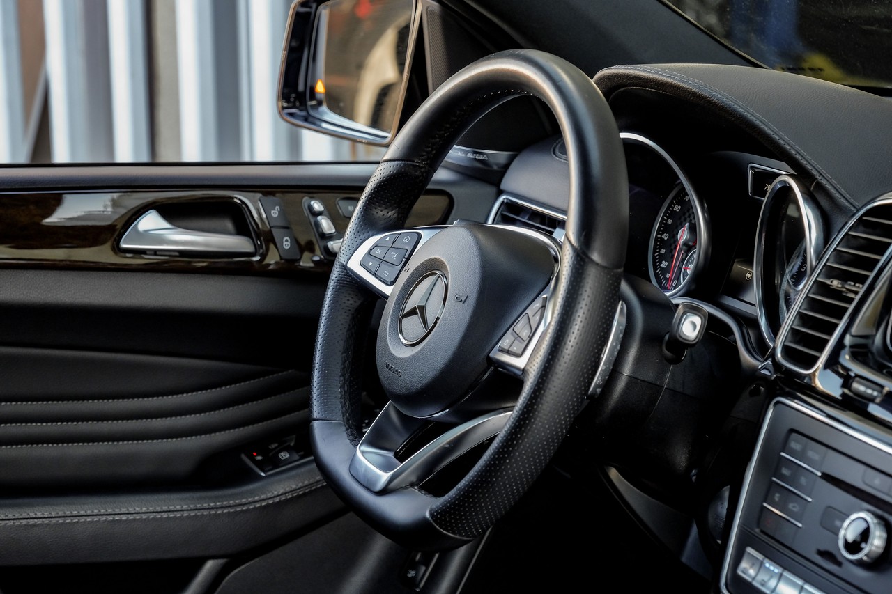 Mercedes-Benz GLE Vehicle Main Gallery Image 15