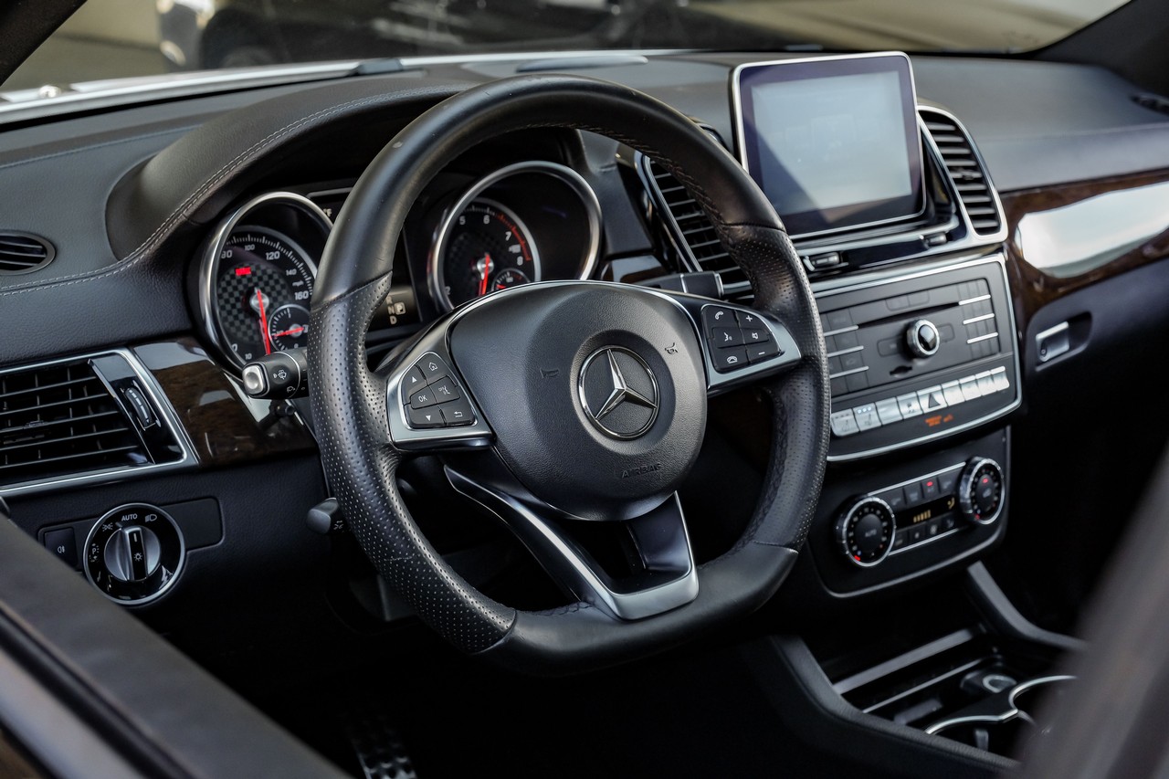 Mercedes-Benz GLE Vehicle Main Gallery Image 16