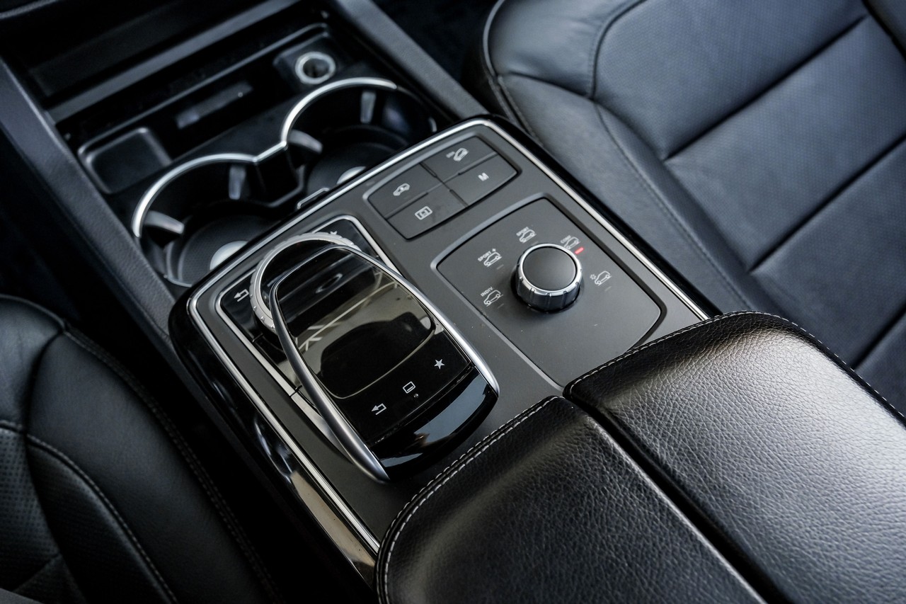 Mercedes-Benz GLE Vehicle Main Gallery Image 26