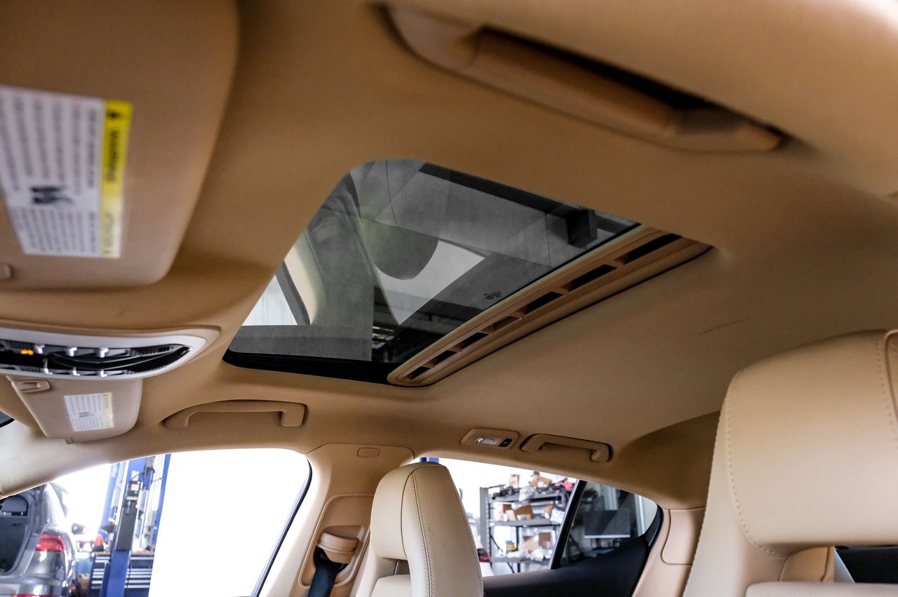 Porsche Panamera Vehicle Main Gallery Image 05