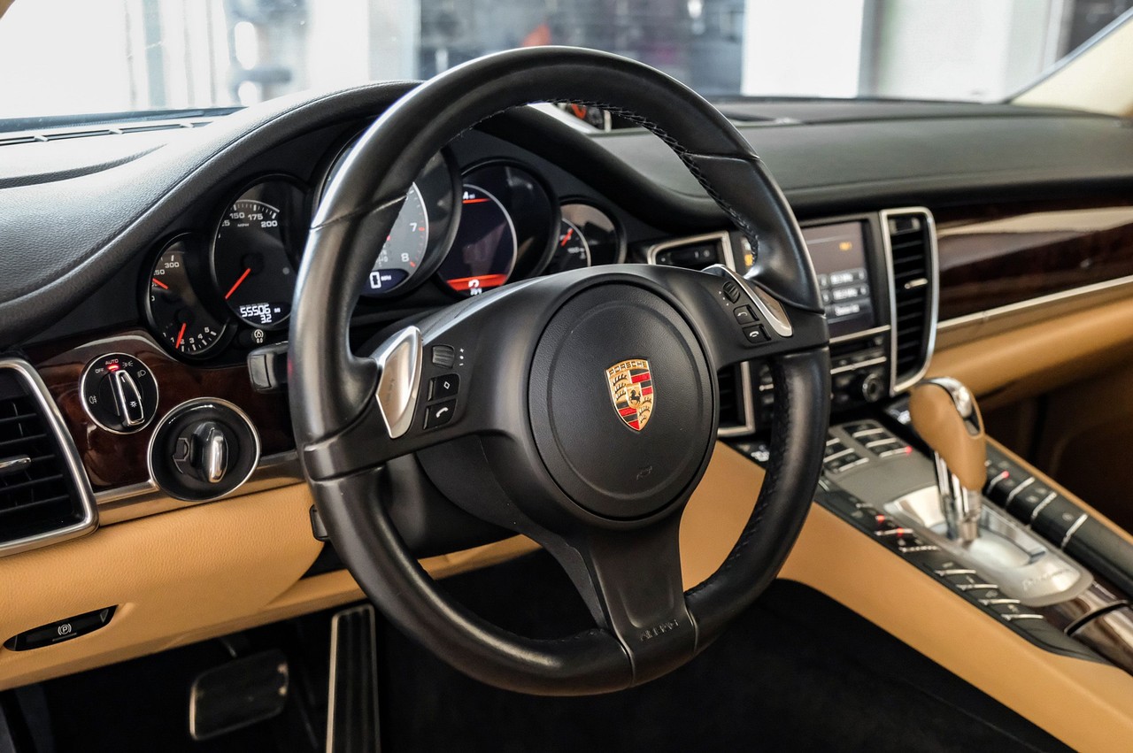 Porsche Panamera Vehicle Main Gallery Image 16
