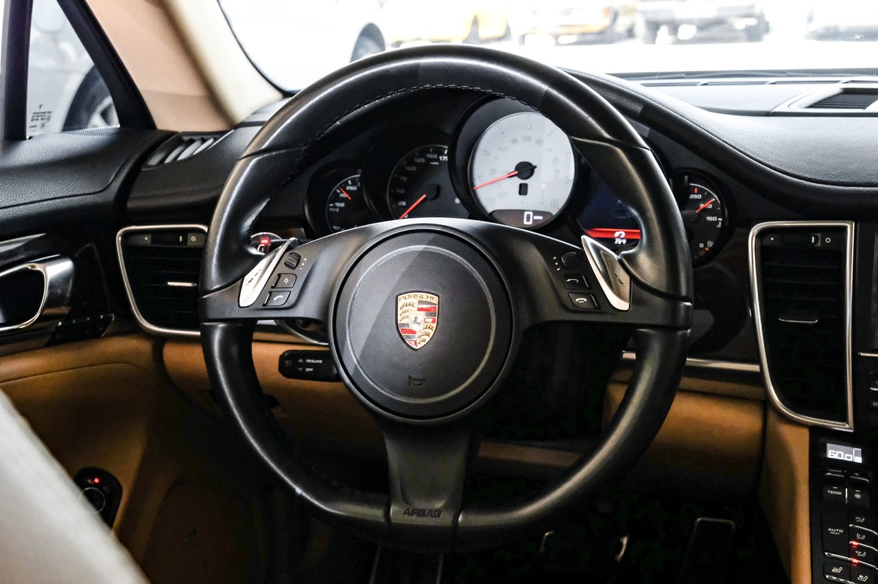 Porsche Panamera Vehicle Main Gallery Image 17