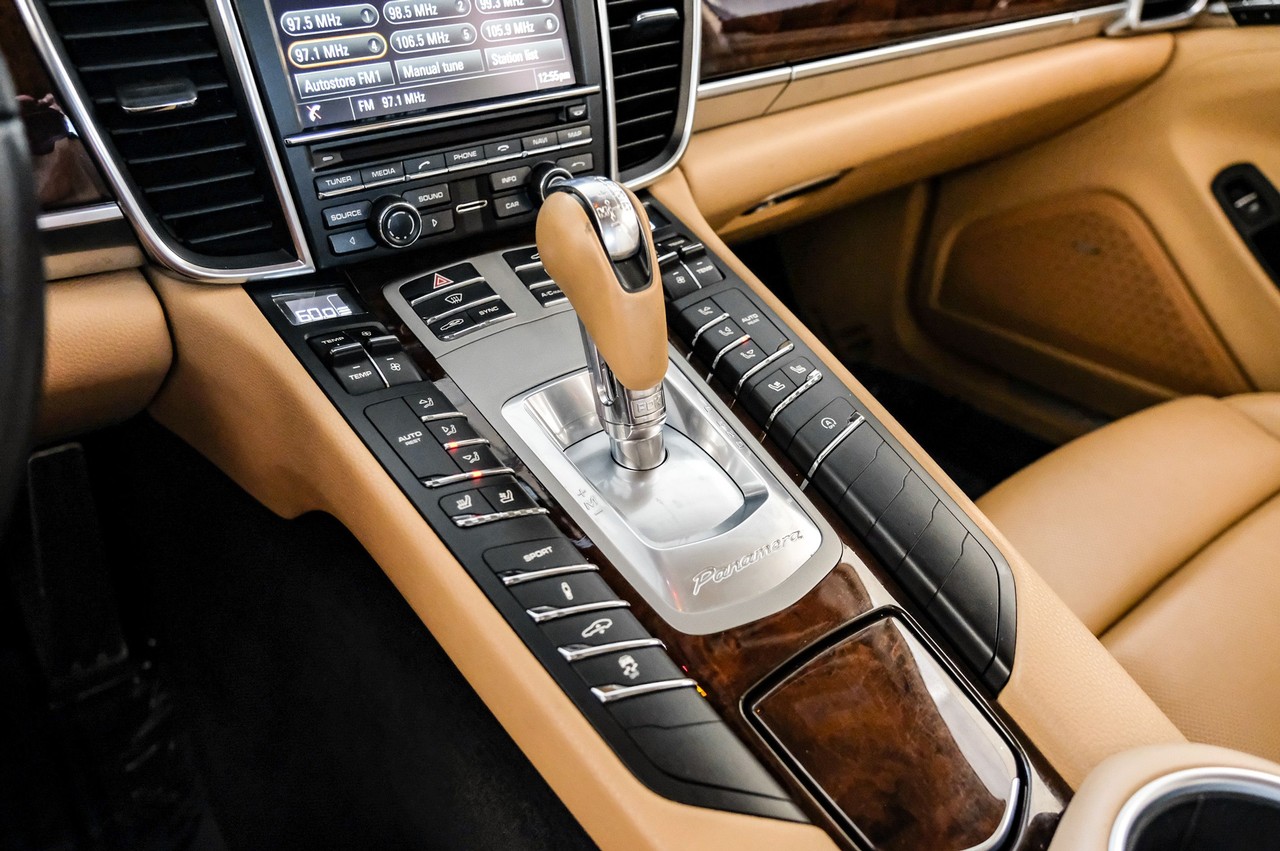 Porsche Panamera Vehicle Main Gallery Image 22