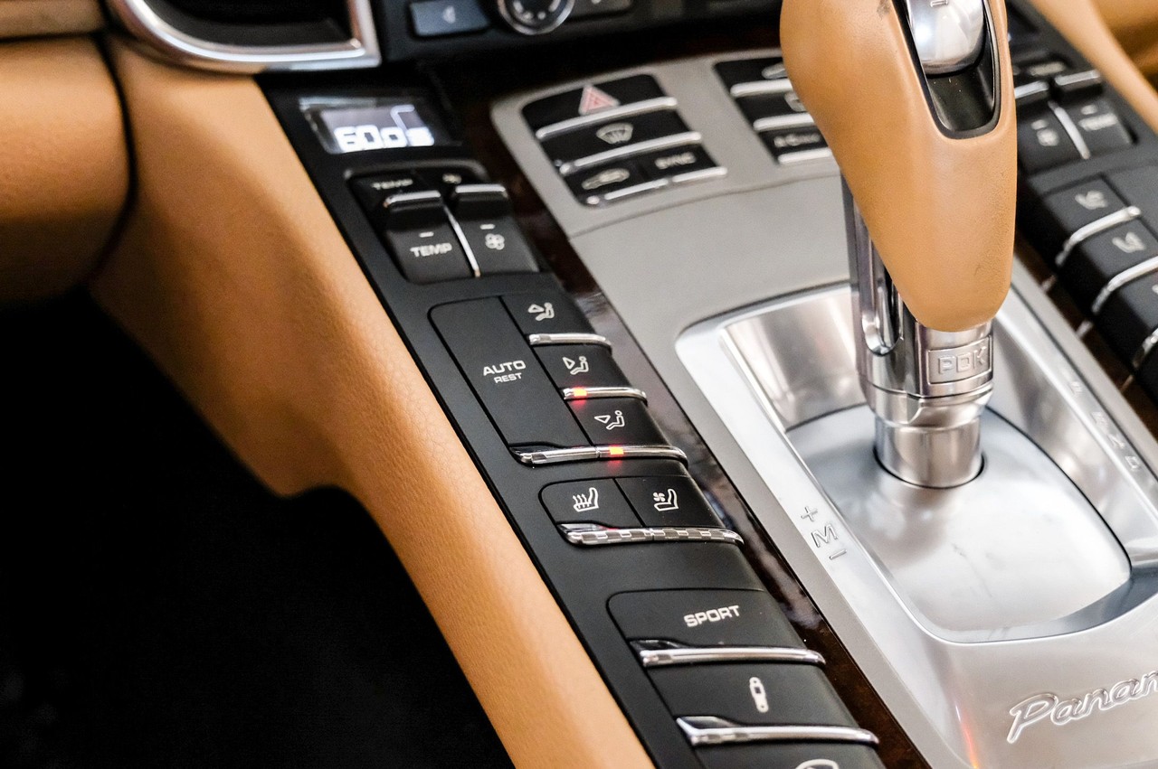 Porsche Panamera Vehicle Main Gallery Image 23