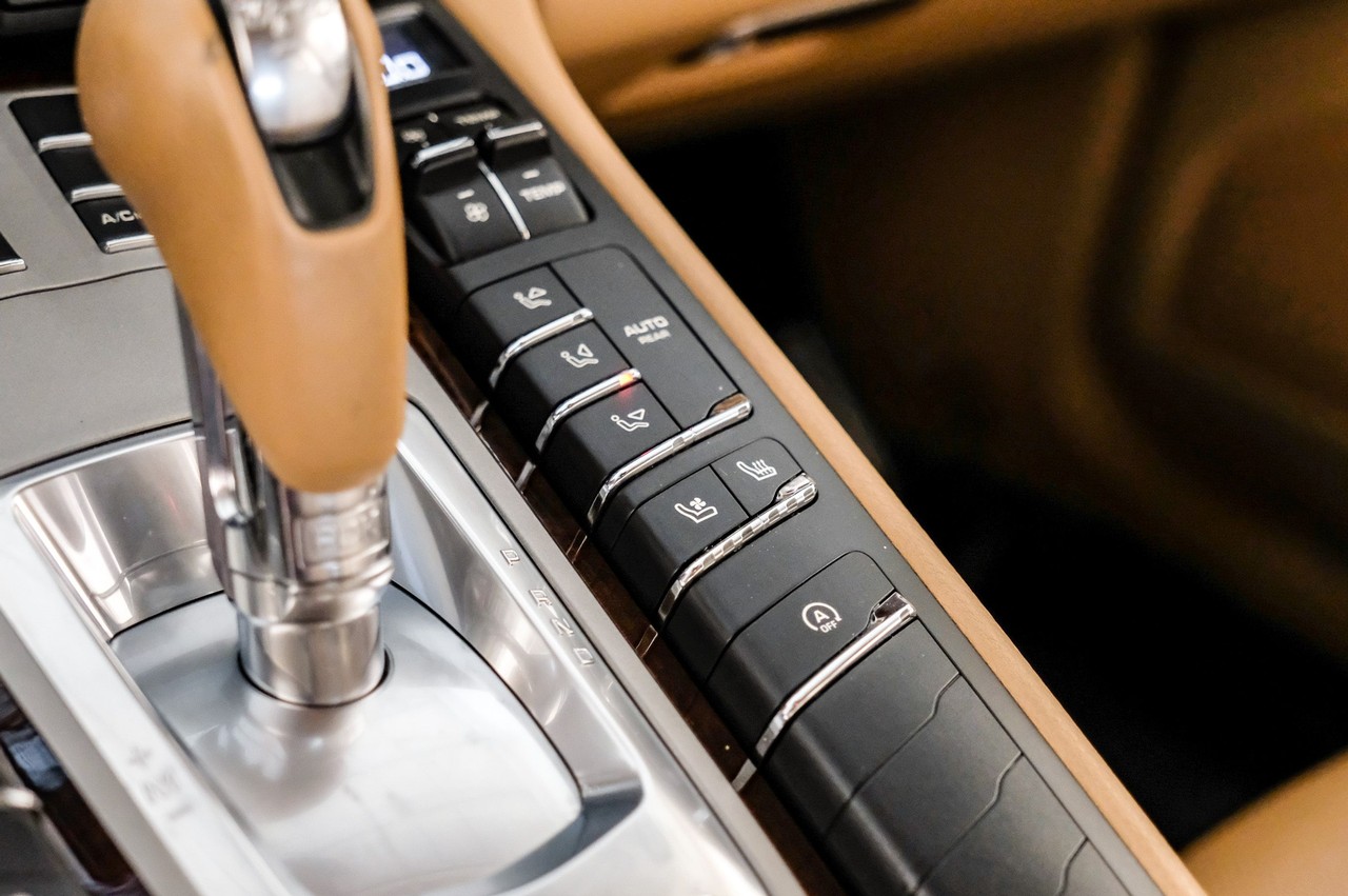 Porsche Panamera Vehicle Main Gallery Image 24