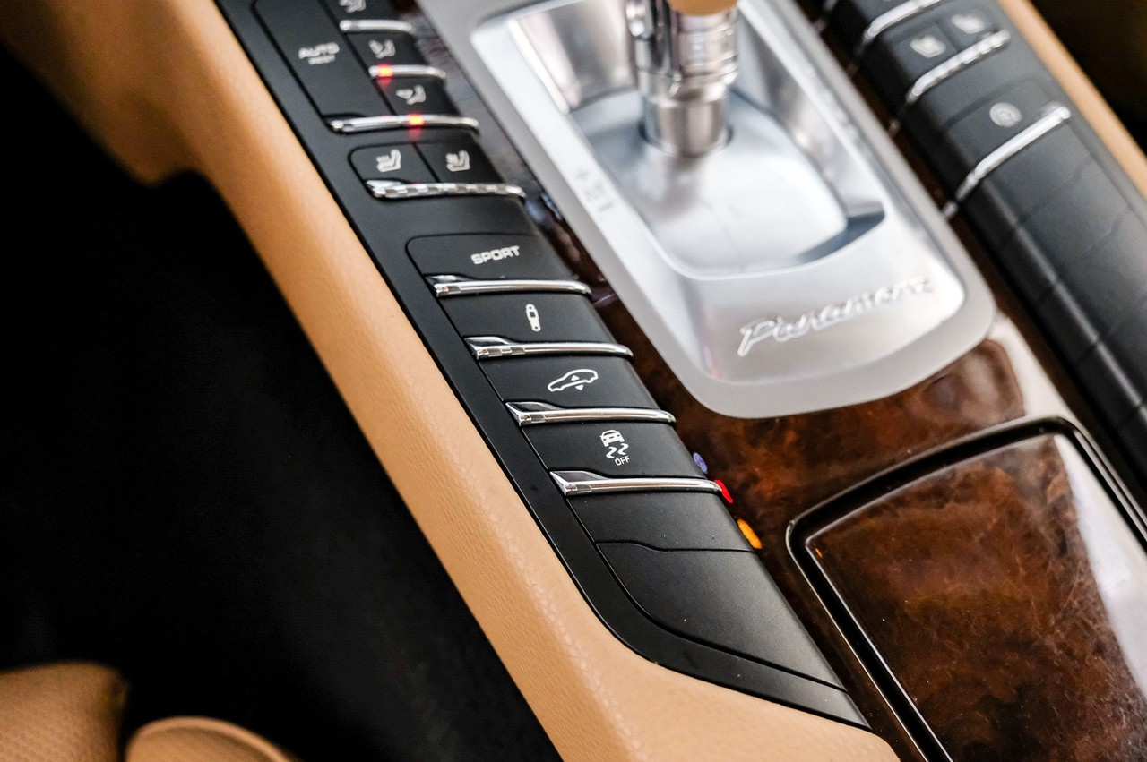 Porsche Panamera Vehicle Main Gallery Image 25