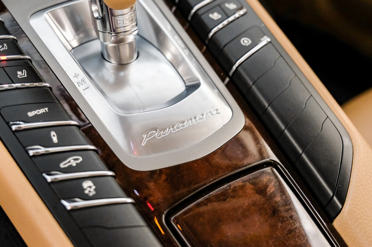 Porsche Panamera Vehicle Main Gallery Image 26