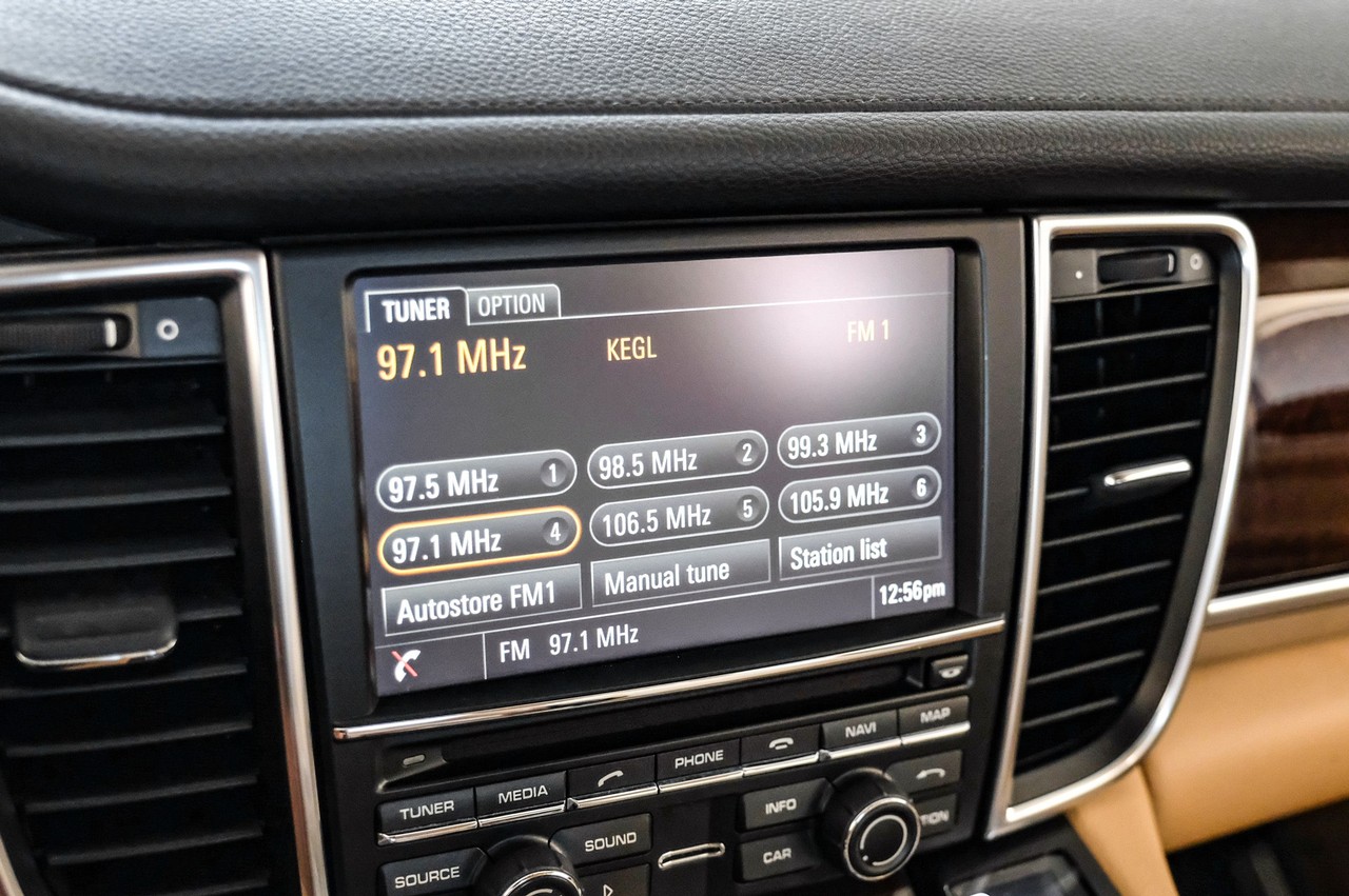 Porsche Panamera Vehicle Main Gallery Image 28