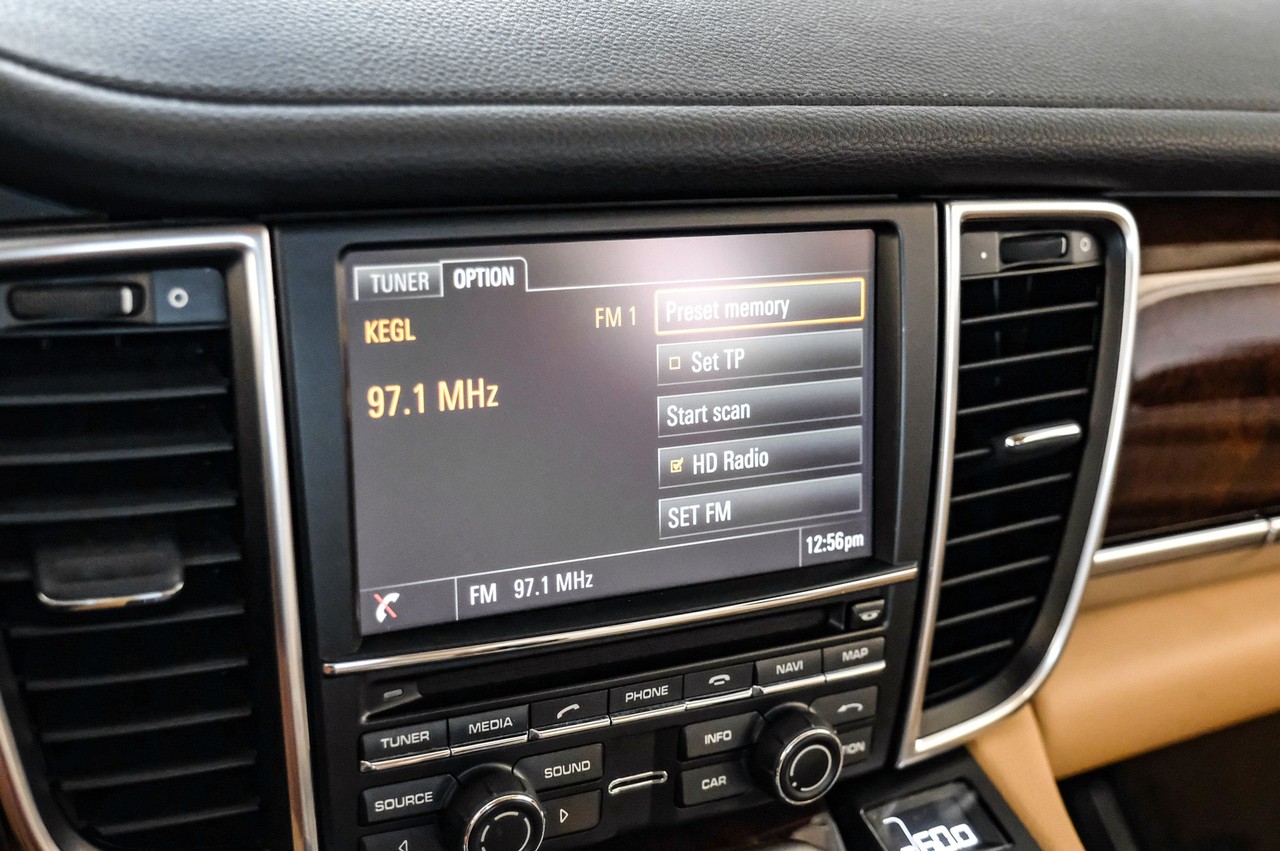 Porsche Panamera Vehicle Main Gallery Image 29