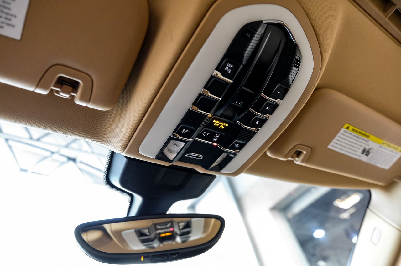 Porsche Panamera Vehicle Main Gallery Image 30