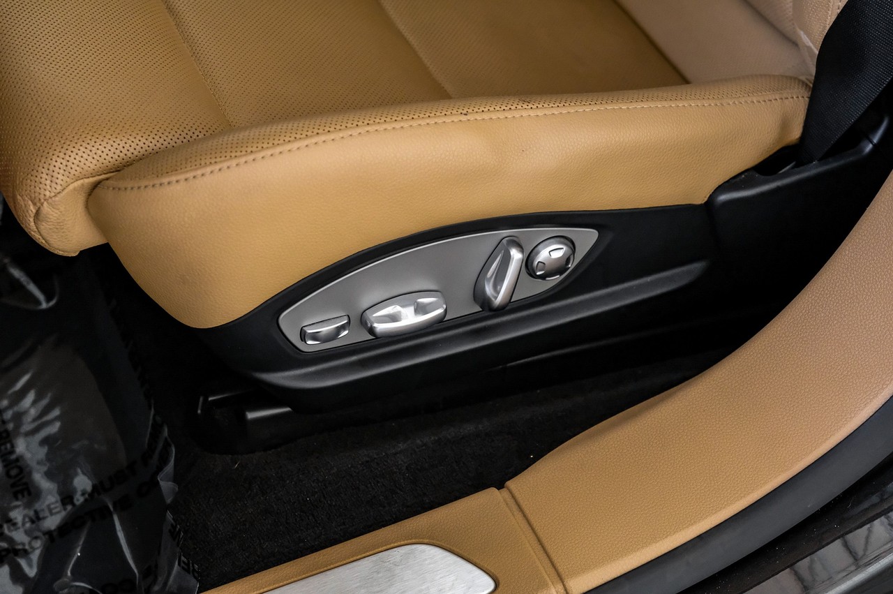 Porsche Panamera Vehicle Main Gallery Image 32