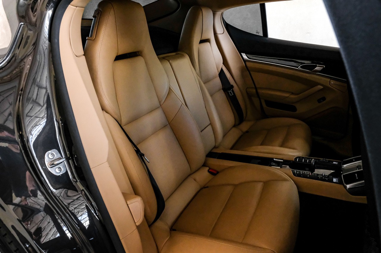 Porsche Panamera Vehicle Main Gallery Image 35