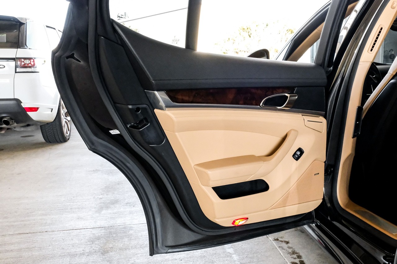 Porsche Panamera Vehicle Main Gallery Image 42