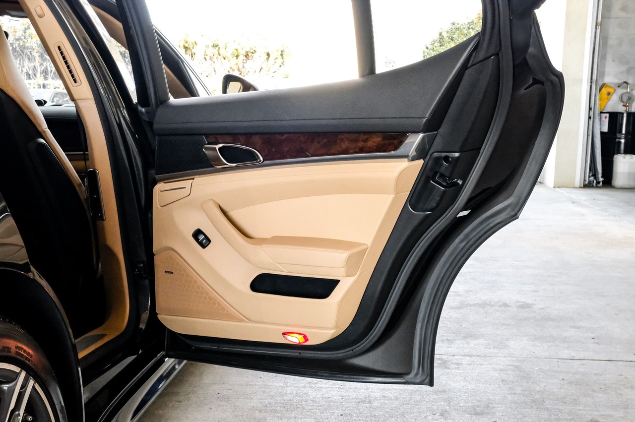 Porsche Panamera Vehicle Main Gallery Image 43