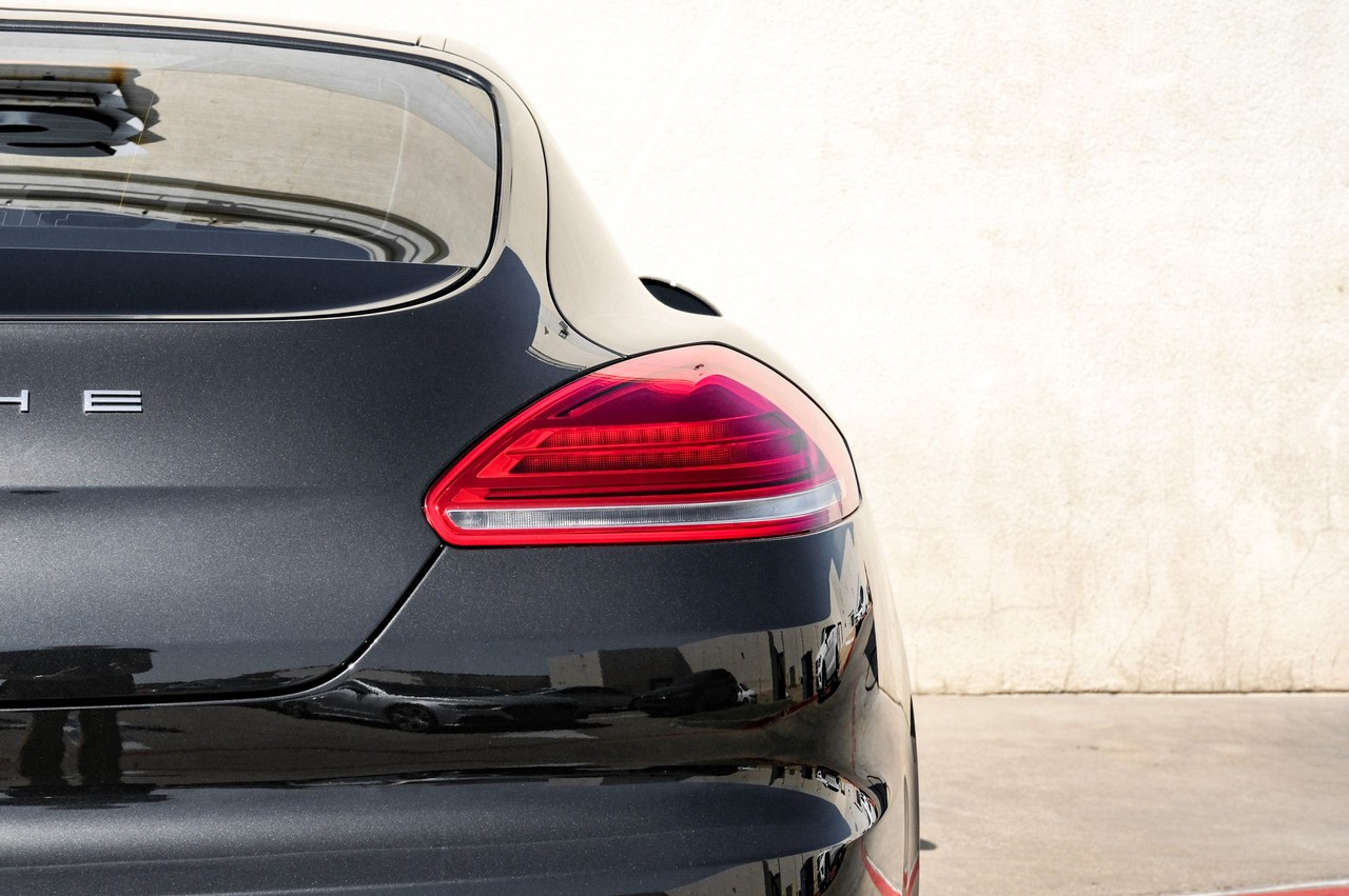 Porsche Panamera Vehicle Main Gallery Image 45