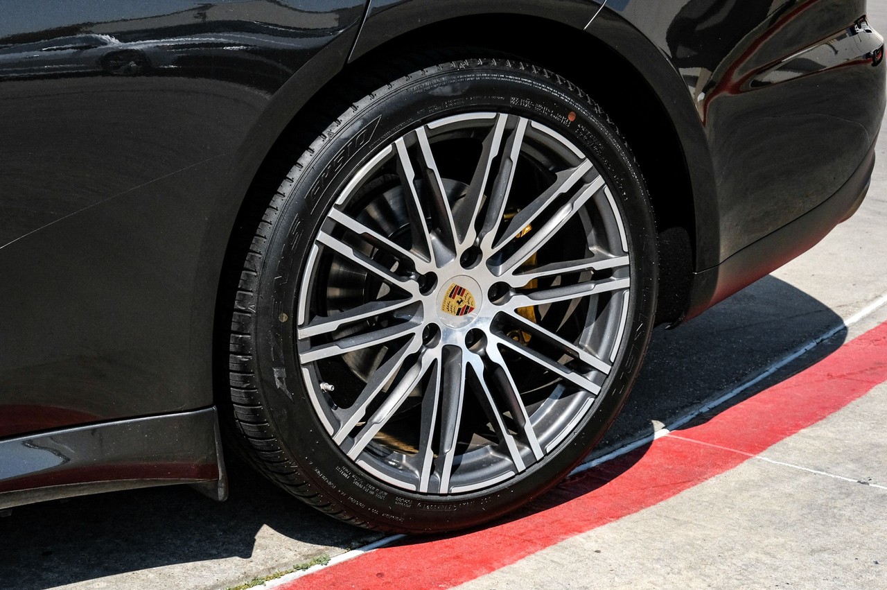 Porsche Panamera Vehicle Main Gallery Image 50