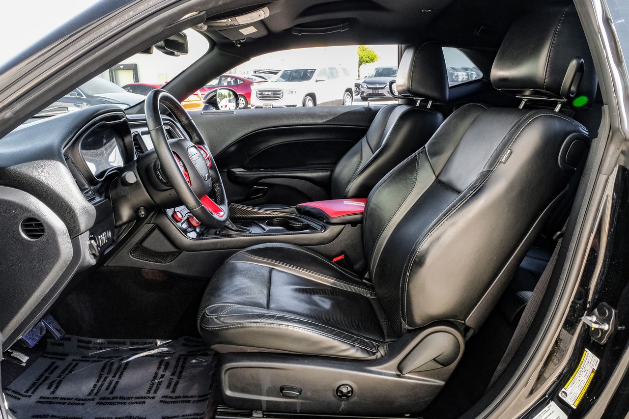 Dodge Challenger Vehicle Main Gallery Image 04