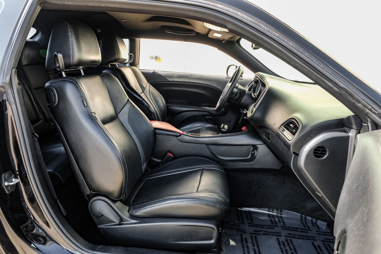 Dodge Challenger Vehicle Main Gallery Image 32