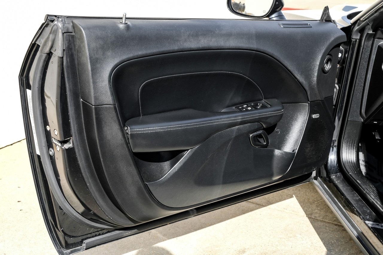 Dodge Challenger Vehicle Main Gallery Image 35