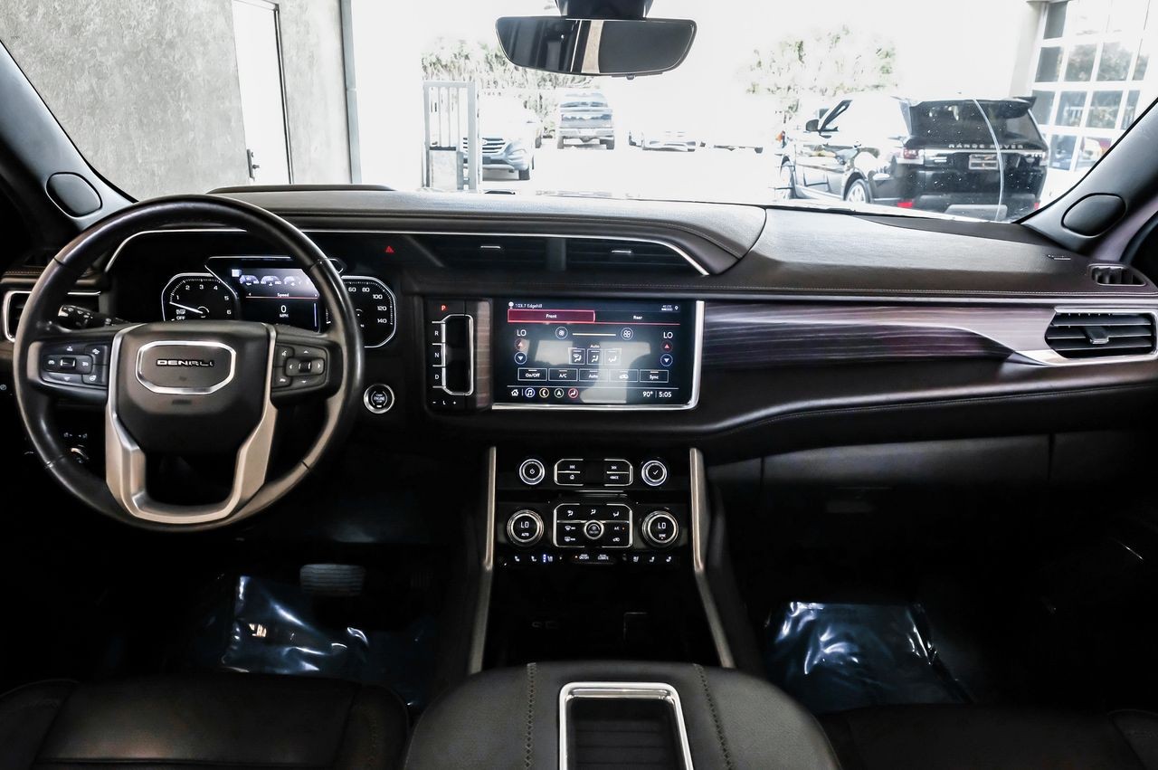 GMC Yukon Vehicle Main Gallery Image 14