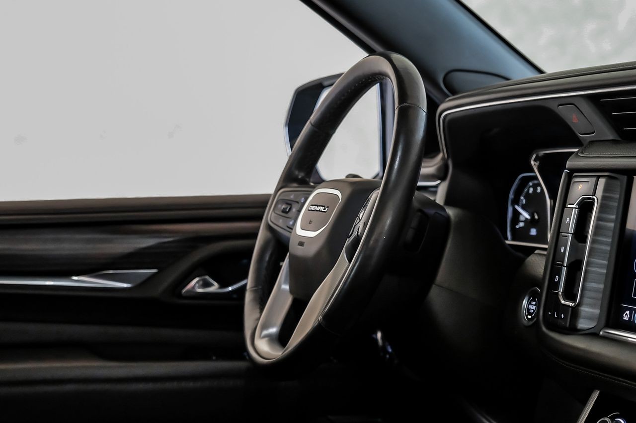 GMC Yukon Vehicle Main Gallery Image 15