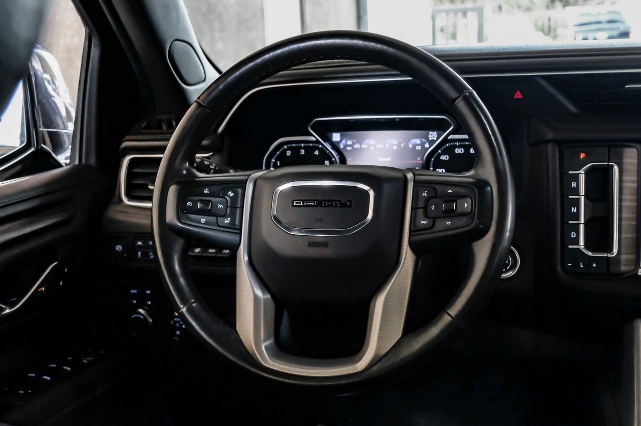 GMC Yukon Vehicle Main Gallery Image 16