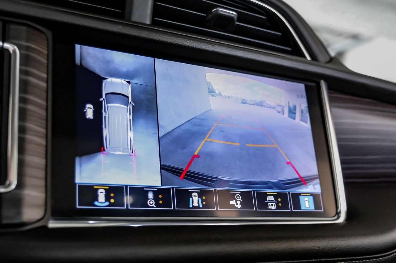 GMC Yukon Vehicle Main Gallery Image 21