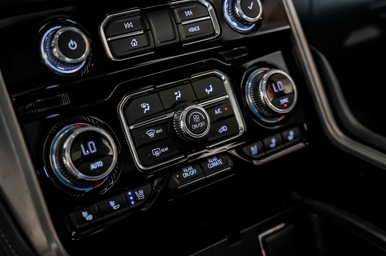 GMC Yukon Vehicle Main Gallery Image 24