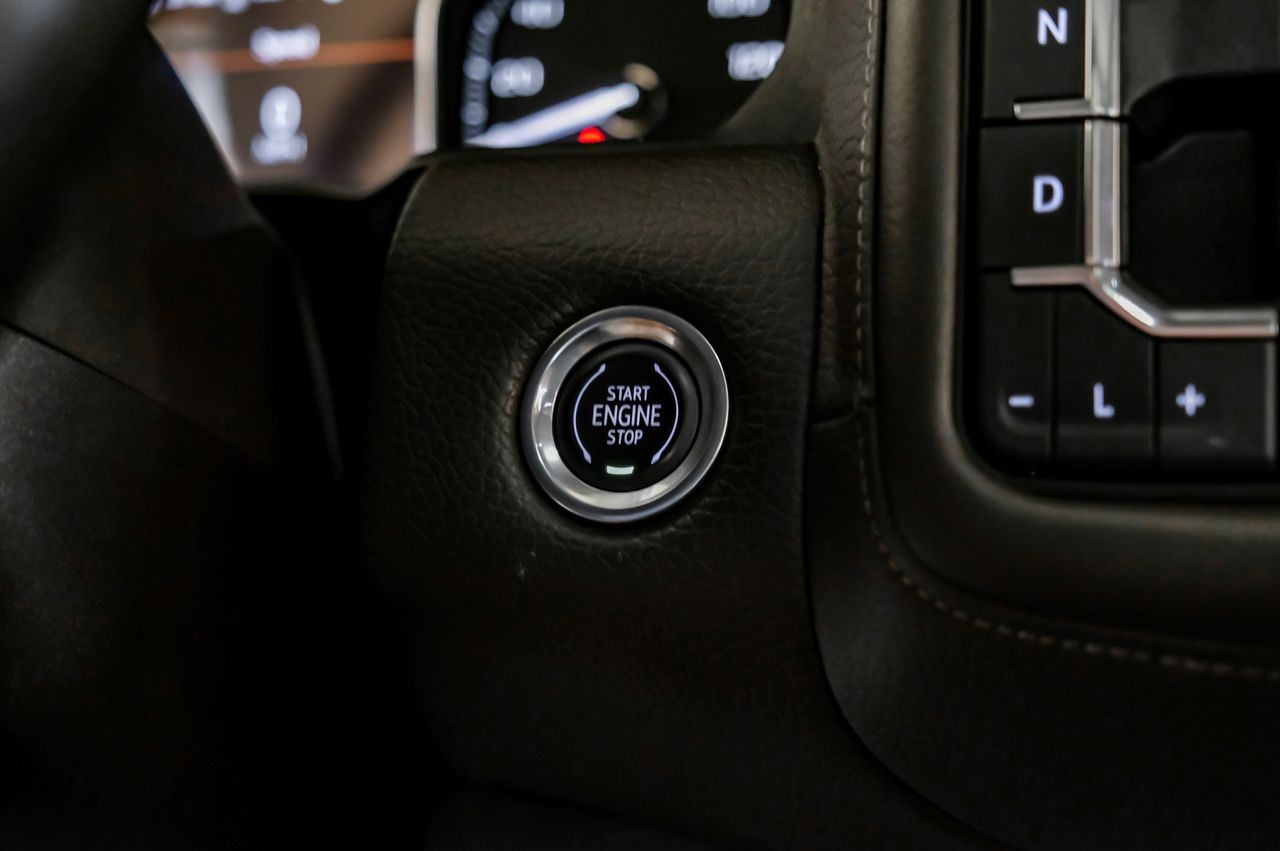 GMC Yukon Vehicle Main Gallery Image 28