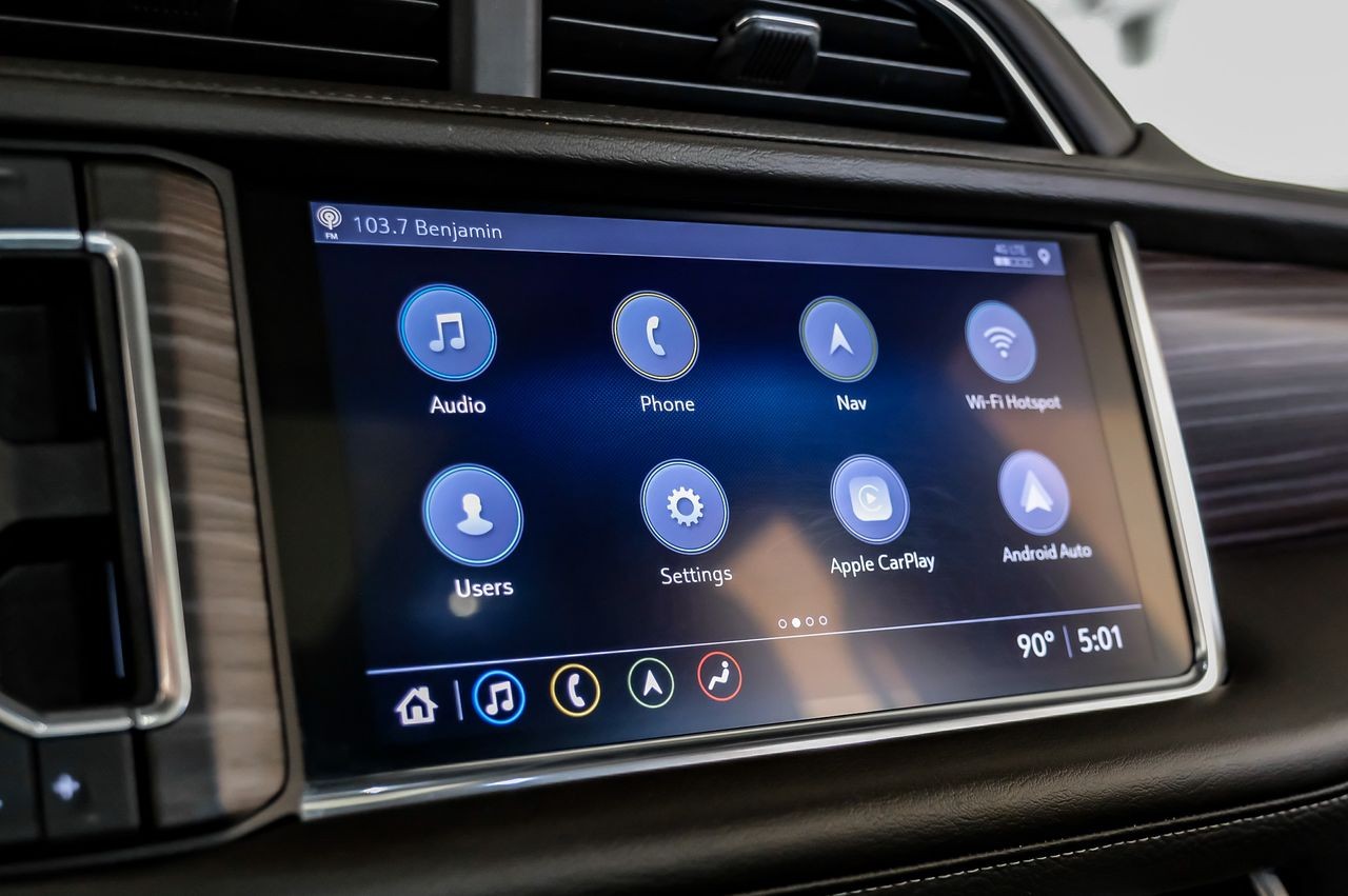 GMC Yukon Vehicle Main Gallery Image 29