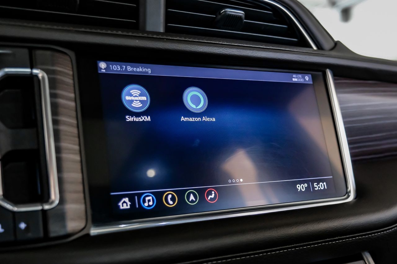 GMC Yukon Vehicle Main Gallery Image 31