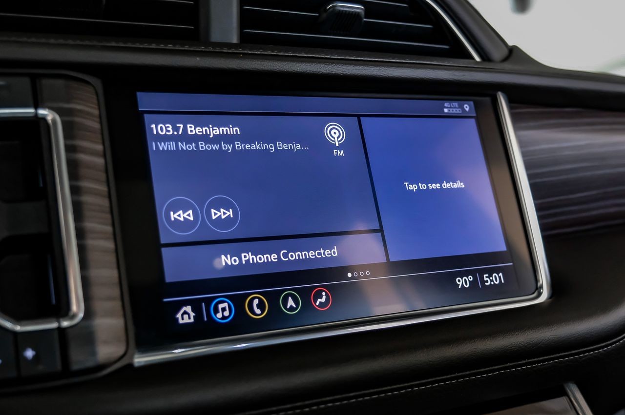 GMC Yukon Vehicle Main Gallery Image 32