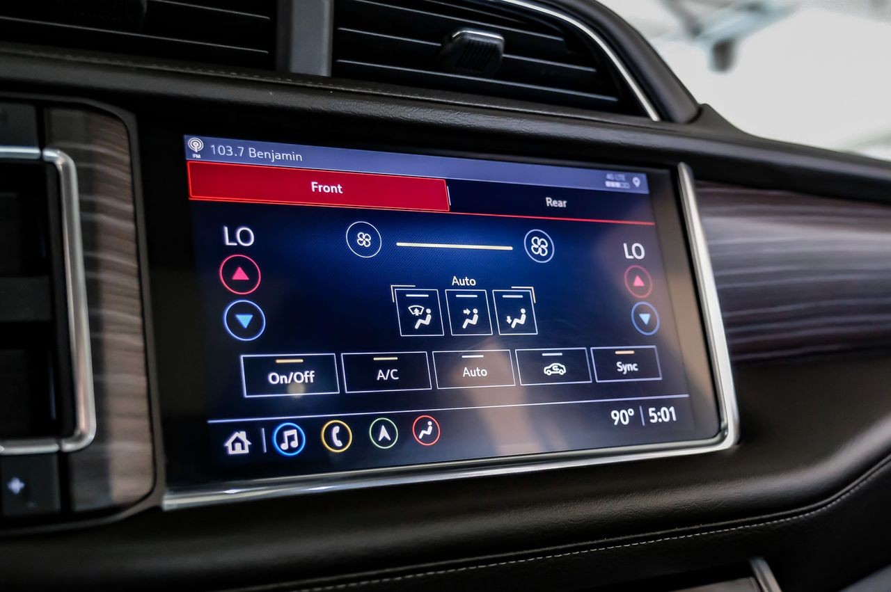 GMC Yukon Vehicle Main Gallery Image 36