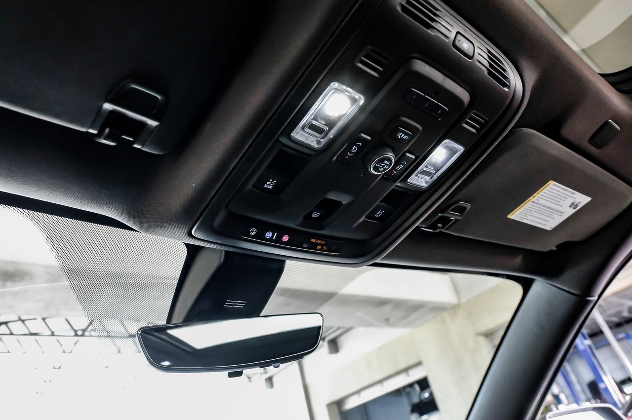 GMC Yukon Vehicle Main Gallery Image 37